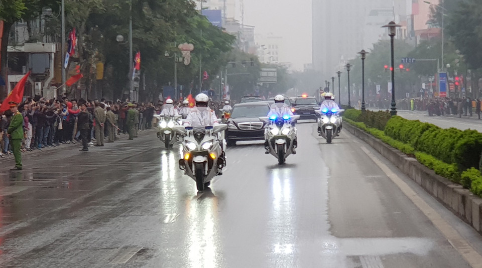 Đoàn xe của Chủ tịch Triều Tiên Kim Jong-un di chuyển trên đường Nguyễn Văn Cừ, quận Long Biên. (Ảnh: Nhan Sáng/TTXVN)