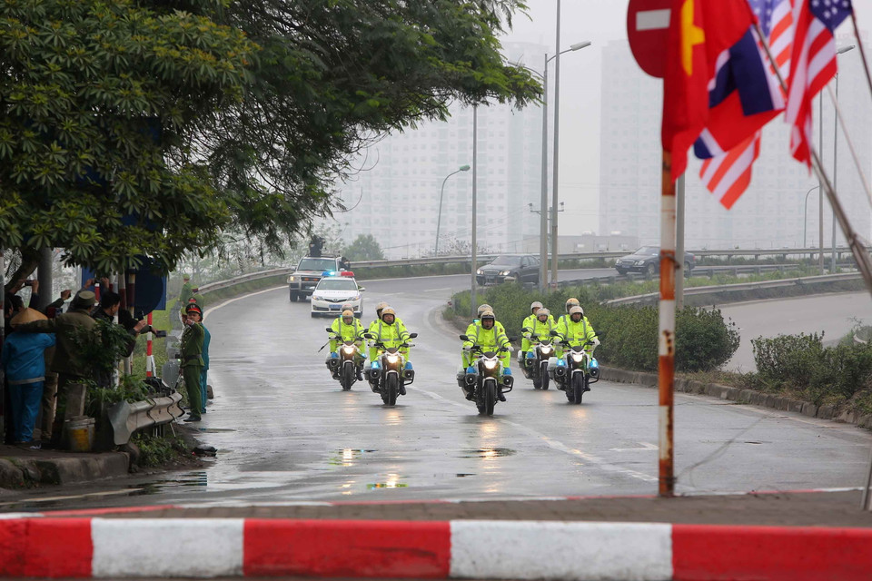 Đoàn xe đón Chủ tịch Triều Tiên Kim Jong-un đi qua cầu vượt Thanh Trì, đường Quốc lộ 1, Hà Nội. (Ảnh: Thành Đạt/TTXVN)