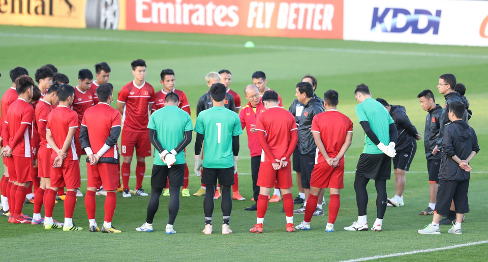 HLV Park Hang-seo dặn dò các cầu thủ. (Ảnh: Hoàng Linh/TTXVN)