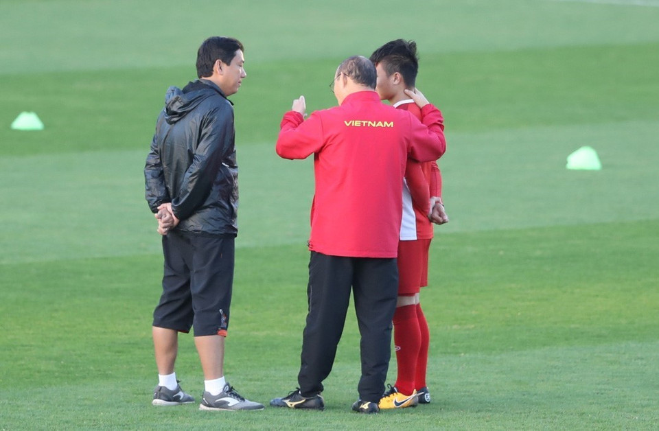 HLV Park Hang-seo dặn dò Quang Hải ở buổi tập. (Ảnh: Hoàng Linh/TTXVN)