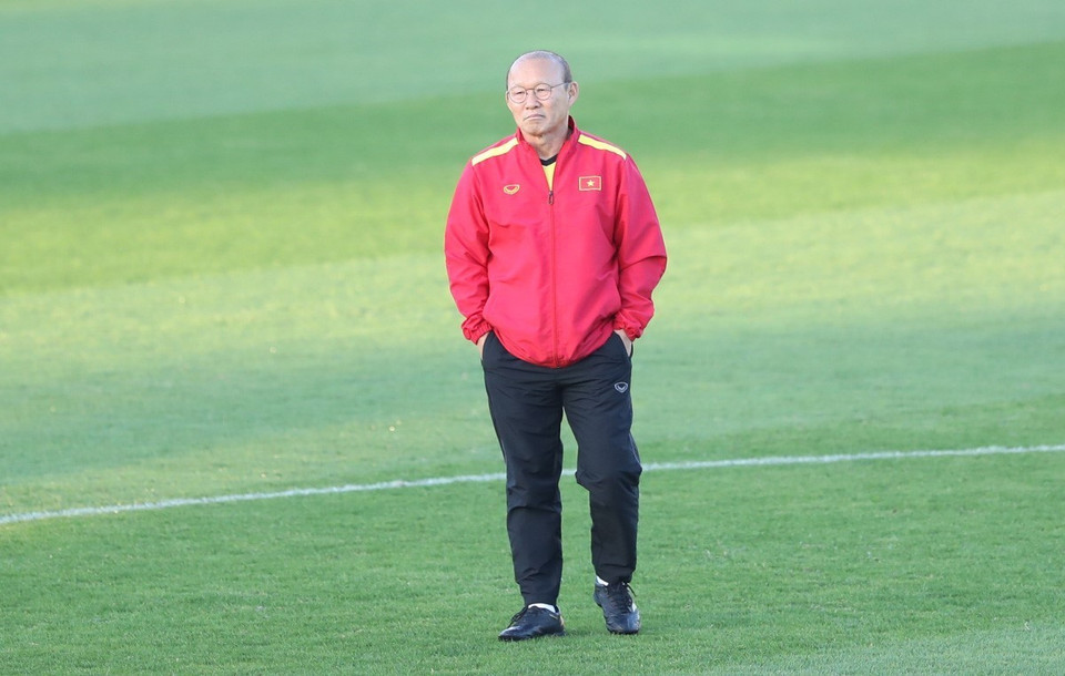 Huấn luyện viên Park Hang-seo quan sát các cầu thủ tập luyện. (Ảnh: Hoàng Linh/TTXVN)