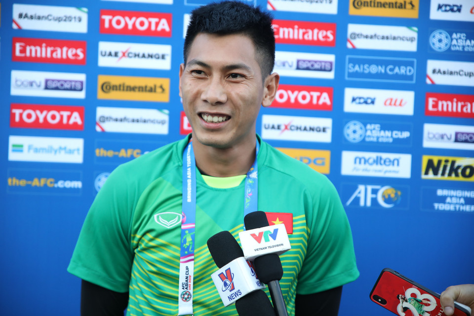 Thủ thành Tuấn Mạnh trả lời phỏng vấn. (Ảnh: Hoàng Linh/TTXVN)