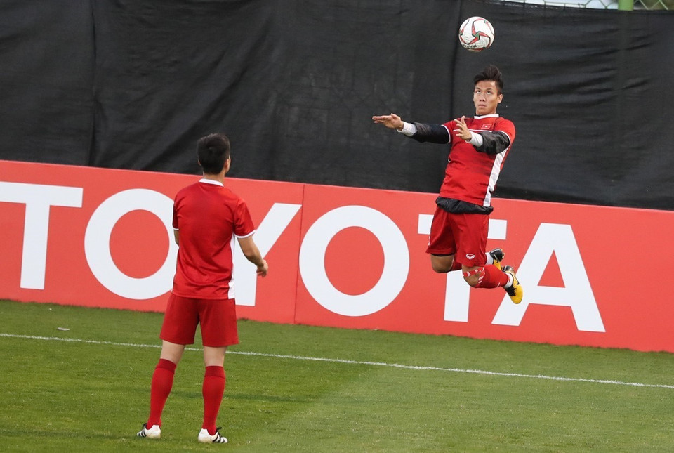  Các cầu thủ Ngọc Hải (phải) và Duy Mạnh. (Ảnh: Hoàng Linh/TTXVN)