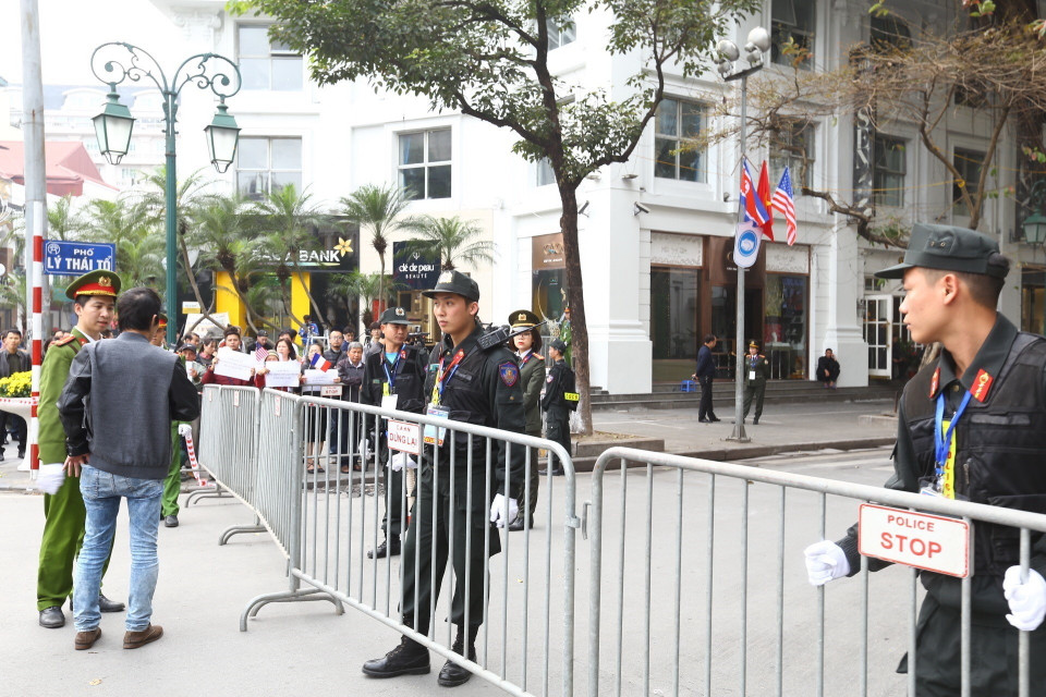 Chiều 27/2, các biện pháp đảm bảo an ninh tiếp tục được tăng cường tại khu vực quanh khách sạn Metropole, cả cổng trước trên phố Ngô Quyền và cổng phụ trên phố Lý Thái Tổ.