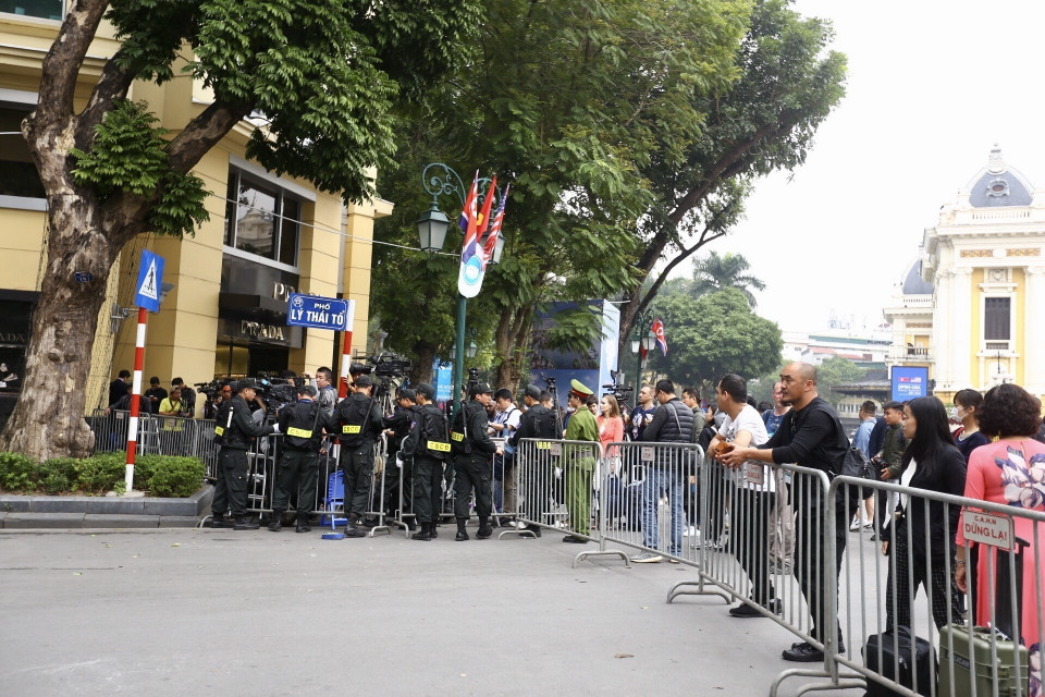 Lực lượng an ninh lập hàng rào cách ly, tăng cường đảm bảo trật tự bên ngoài khách sạn Metropole, phía cổng phụ trên phố Lý Thái Tổ. (Ảnh: Minh Quyết/TTXVN)