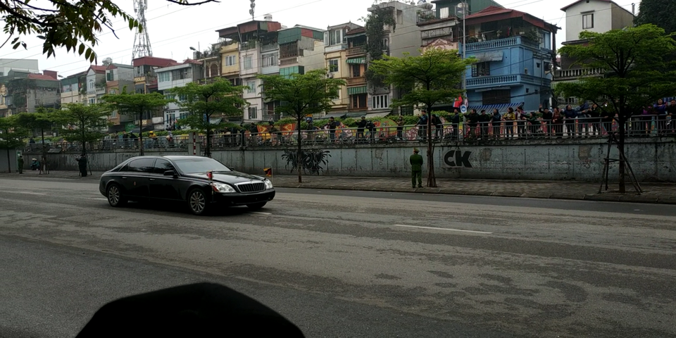 Đoàn xe của Chủ tịch Triều Tiên Kim Jong-un di chuyển trên đường Trần Quang Khải. (Ảnh: Vietnam+)