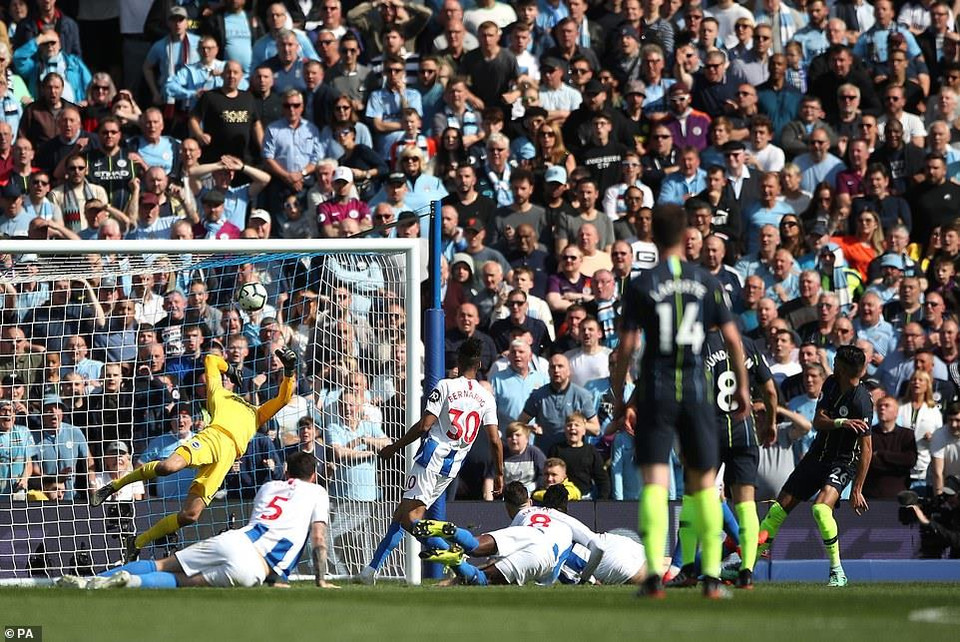Sang hiệp 2, Man City tiếp tục nắm thế trận và có bàn thắng nâng tỷ số lên 3-1 sau pha dứt điểm hoàn hảo của Riyad Mahrez ở phút 63.