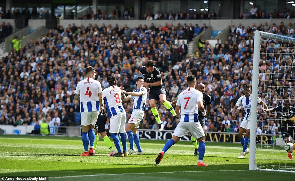 Đến phút 38, Aymeric Laporte khiến người hâm mộ Man City vỡ òa với pha đánh đầu thành bàn thắng...