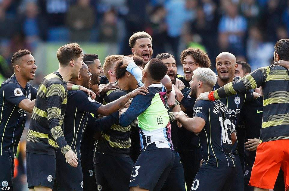 Niềm vui của các cầu thủ sau chiến thắng.