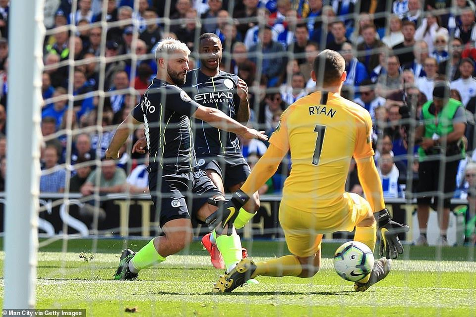 Tuy nhiên, chỉ đúng 1 phút sau, Seergio Aguero đã ghi bàn đưa trận đấu trở về thế cân bằng.