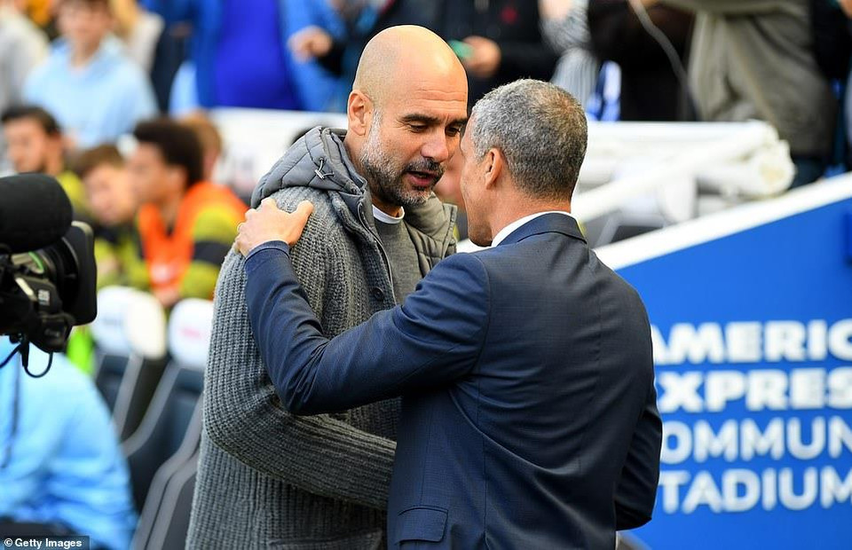 Pep Guardiola khá thoải mái khi bắt tay đồng nghiệp bên kia chiến tuyến.