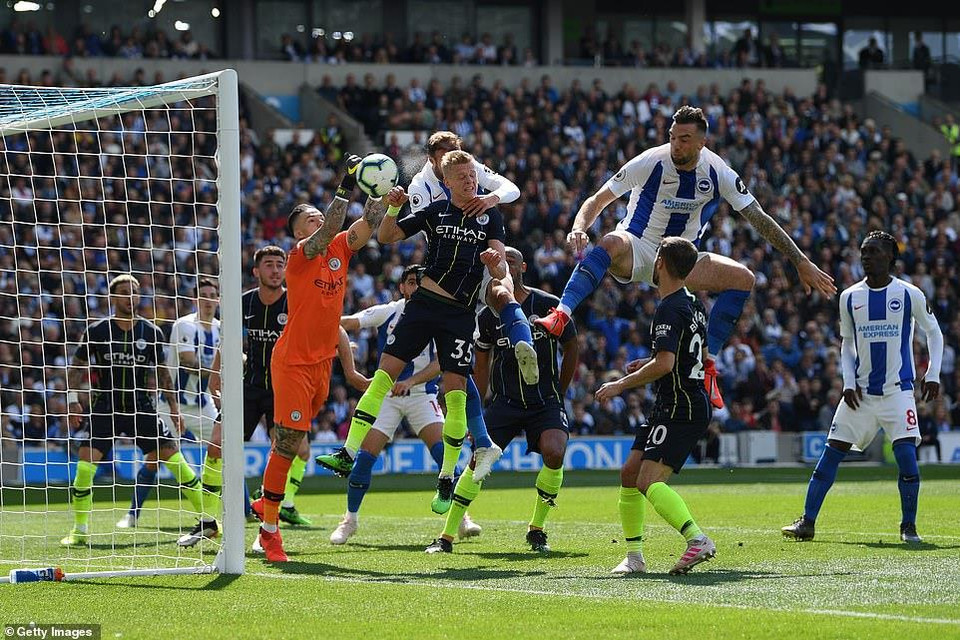 Và lo lắng đó đã thành hiện thực khi Glenn Murray đánh đầu ghi bàn cho Brighton.