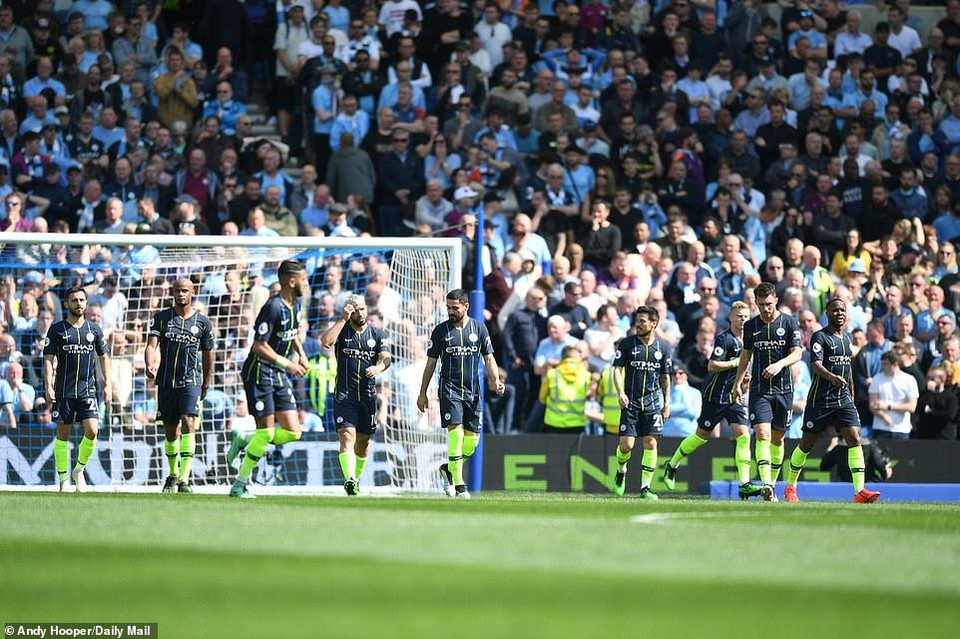 Một thất bại cũng đồng nghĩa với việc phải nhìn đối thủ nâng cao chiếc cúp vô địch.