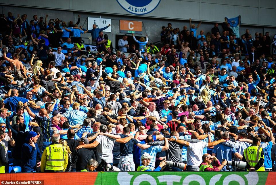 Các cổ động viên Man City lại được dịp ăn mừng theo phong cách quen thuộc.