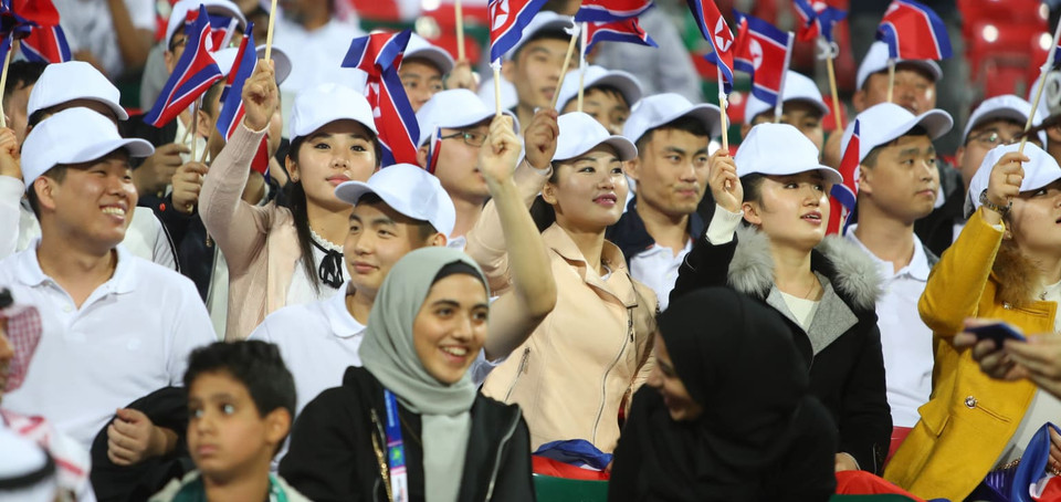 Người hâm mộ Triều Tiên cổ vũ cho đội nhà trên sân. (Nguồn: AFC)
