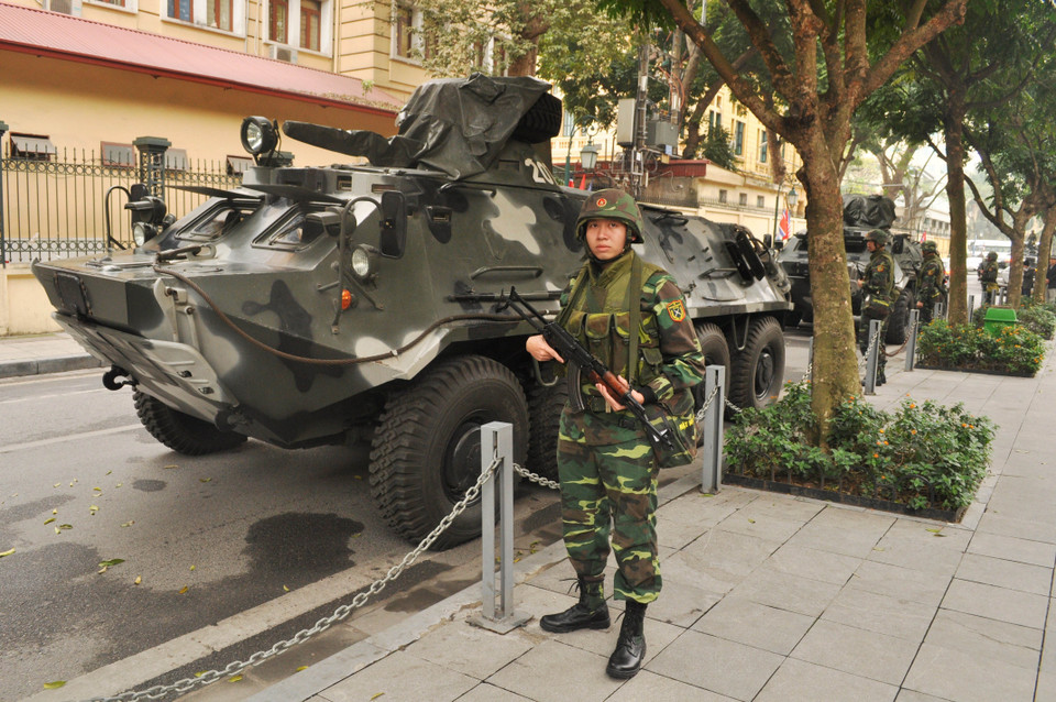 Lực lượng Thiết giáp của Bộ Tư lệnh Thủ đô Hà Nội chốt giữ tại các mục tiêu đặc biệt quan trọng bảo vệ hội nghị. (Nguồn: TTXVN)