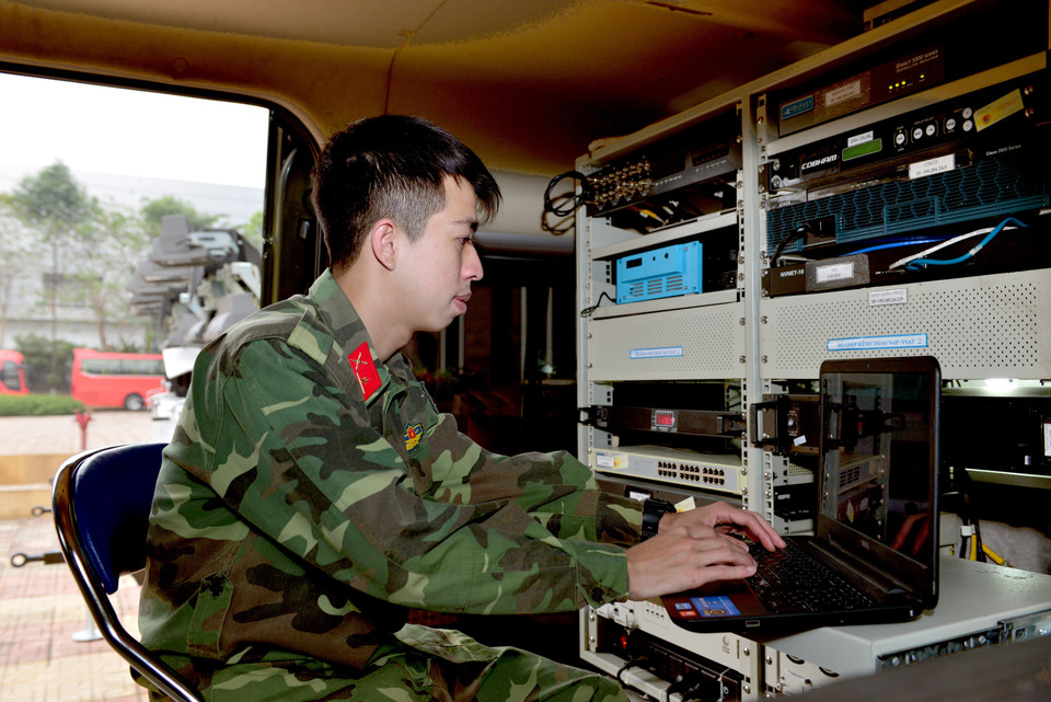 Bộ đội Thông tin liên lạc (Bộ Tư lệnh Thủ đô Hà Nội) bảo đảm thông tin liên tục sẵn sàng chiến đấu bảo vệ Hội nghị Thượng đỉnh. (Nguồn: TTXVN)