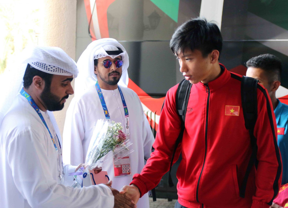 Hậu vệ Đoàn Văn Hậu nhận hoa từ ban tổ chức khi đến Al Ain. (Nguồn: VFF)