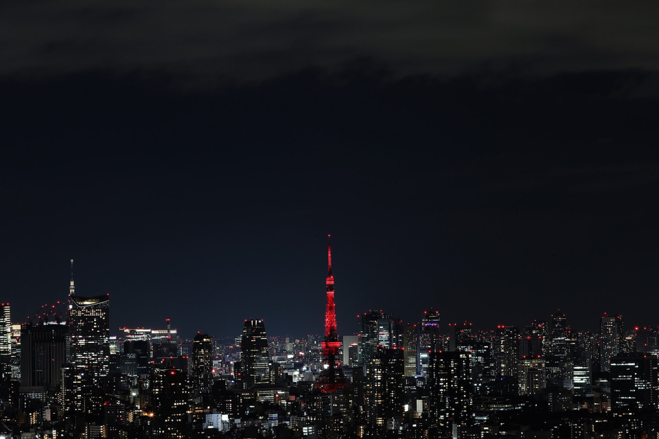 Tháp Tokyo, Nhật Bản, được thắp sáng màu đỏ rực rỡ để chào đón Tết Nguyên đán Kỷ Hợi. (Ảnh: THX/TTXVN)