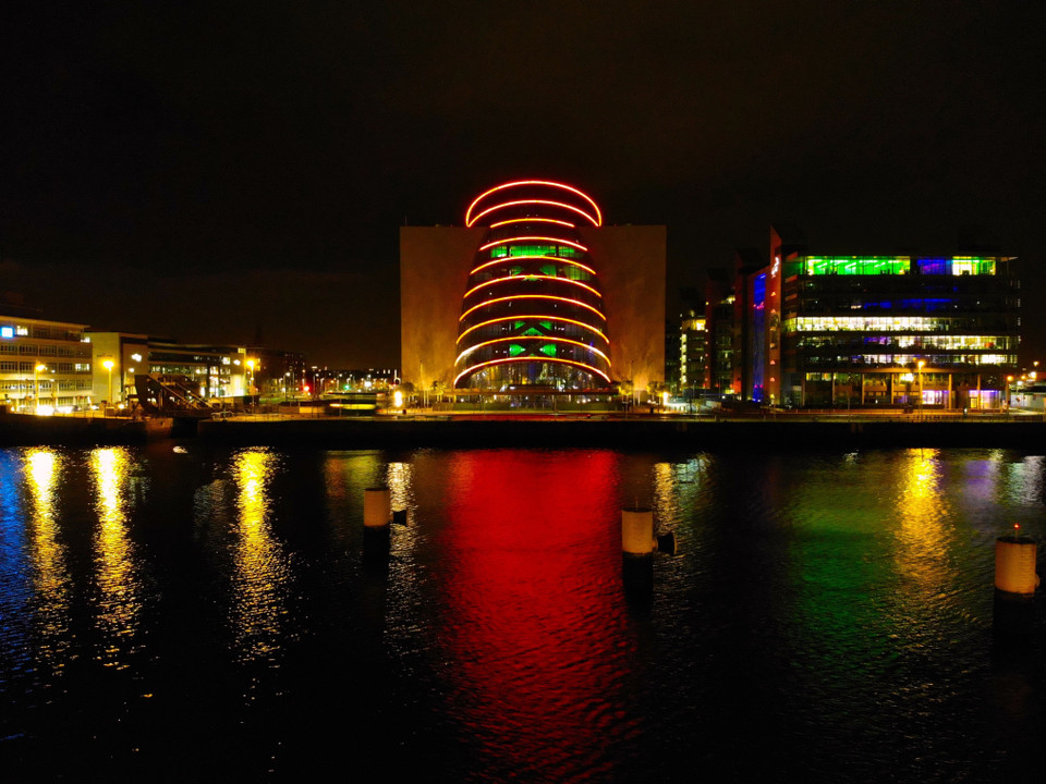 Trung tâm Hội nghị Dublin, Ireland, được thắp sáng rực rỡ để chào đón Tết Nguyên đán Kỷ Hợi. (Ảnh: THX/TTXVN)