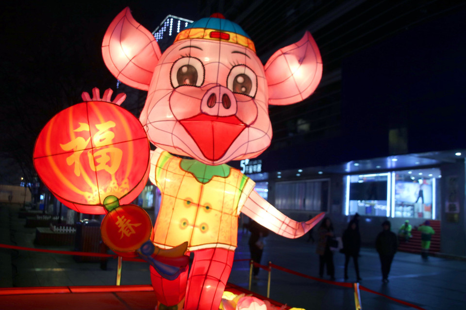 Đèn lồng được thắp sáng rực rỡ để chào đón Tết Nguyên đán tại tỉnh Giang Tô, Trung Quốc, ngày 4/2/2019. (Ảnh: THX/TTXVN)