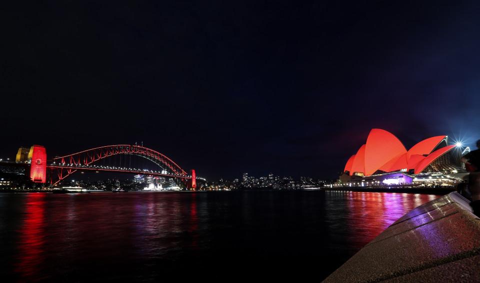 Cầu cảng Sydney và Nhà hát Con Sò tại Sydney, Australia, được thắp sáng màu đỏ rực rỡ để chào đón Tết Nguyên đán Kỷ Hợi. (Ảnh: THX/TTXVN)