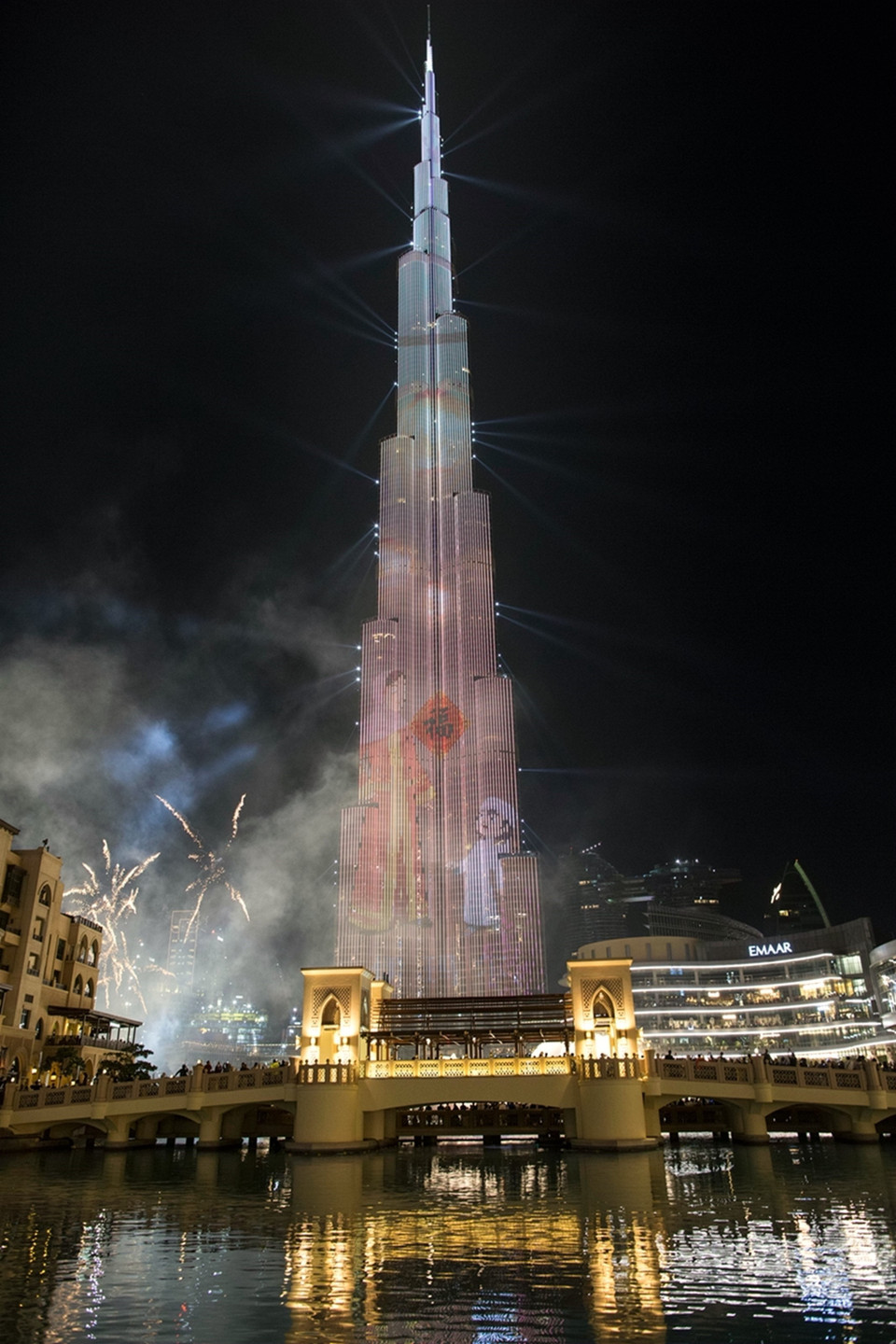 Màn trình diễn ánh sáng và pháo hoa chào đón Tết Nguyên đán Kỷ Hợi tại tòa tháp Burj Khalifa ở Dubai, UAE. (Ảnh: THX/TTXVN)