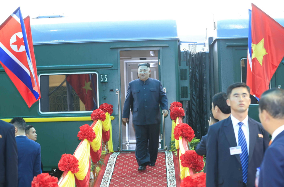 Chủ tịch Triều Tiên Kim Jong-un xuống tàu hỏa tại ga Đồng Đăng lúc 8 giờ 20 phút. (Ảnh: Nhan Sáng/TTXVN)