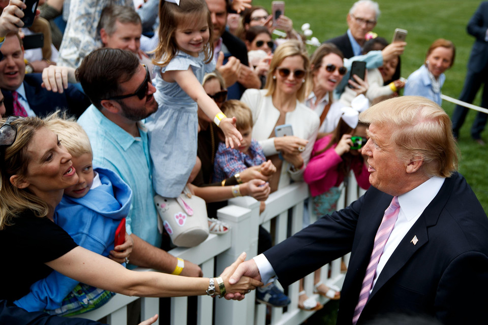 Tổng thống Mỹ Donald Trump (phải) gặp gỡ người dân trong lễ Phục sinh ở Nhà Trắng ngày 22/4/2019. (Ảnh: THX/TTXVN)