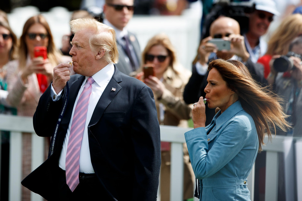 Tổng thống Mỹ Donald Trump (trái) và Đệ nhất phu nhân Melania thổi còi để bắt đầu cuộc đua lăn trứng cho trẻ em tại Nhà Trắng ngày 22/4/2019. (Ảnh: THX/ TTXVN)