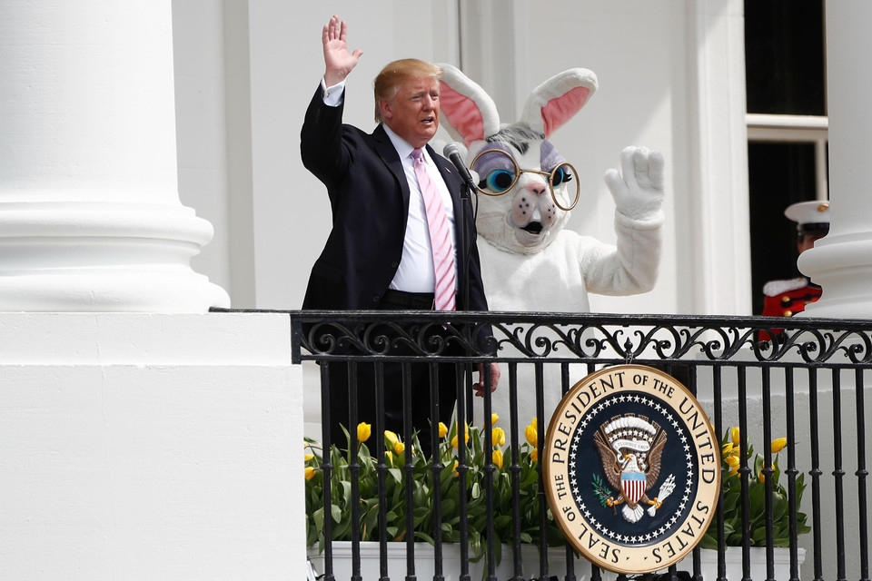 Tổng thống Mỹ Donald Trump (trái) và thỏ Bunny tại cuộc thi lăn trứng Phục sinh ở Nhà Trắng ngày 22/4/2019. (Ảnh: THX/TTXVN)