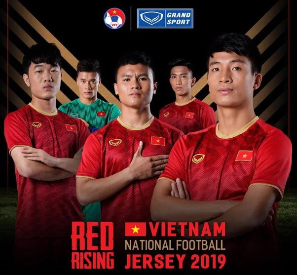 Áo đấu sân nhà màu đỏ.