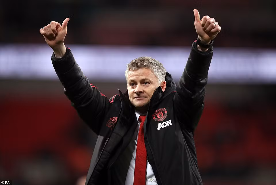 Ole Gunnar Solskjaer cũng đã đi vào lịch sử khi trở thành huấn luyện viên đầu tiên của Manchester United thắng 6 trận liên tiếp kể từ khi nhậm chức.