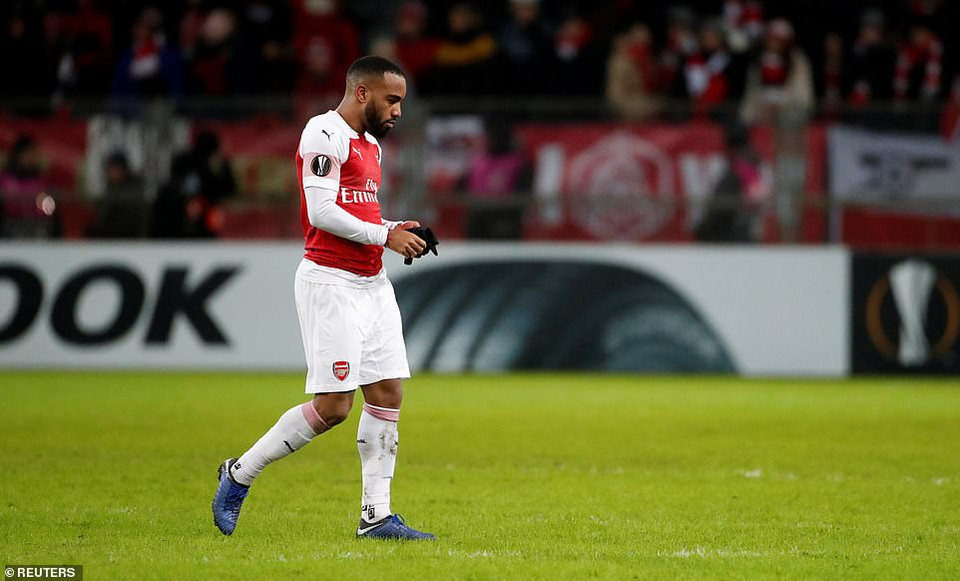 ...sau khi có hành vi hành vi thô bạo với cầu thủ đối phương.