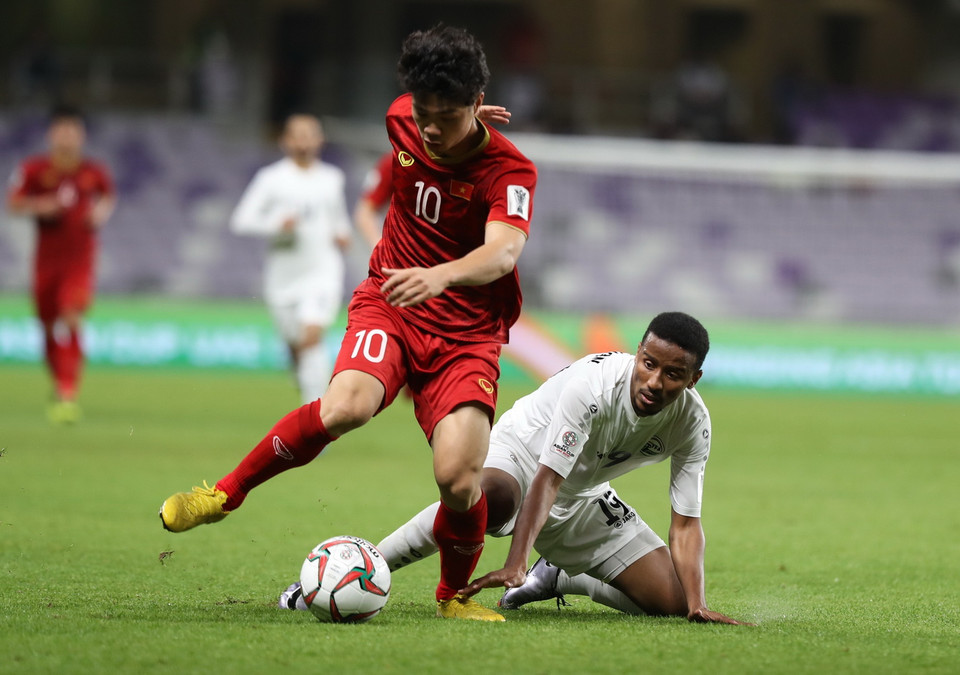 Phải đến phút 37, Công Phượng tạo ra bước ngoặt khi anh bị phạm lỗi ngay sát khu vực 16m50... (Nguồn: AFC)