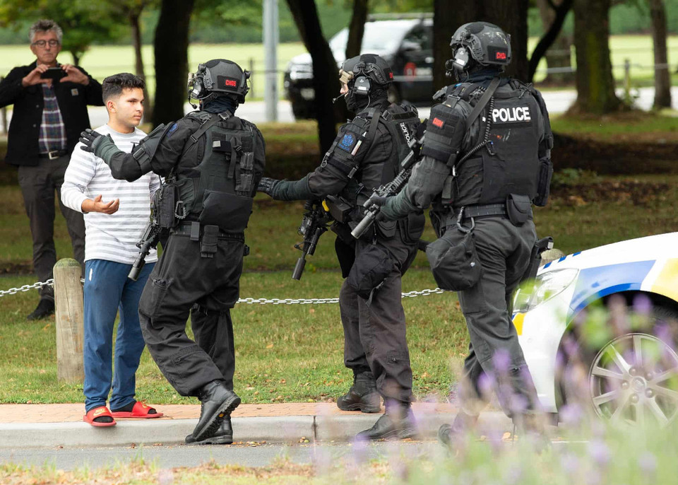 Cảnh sát yêu cầu người dân không tiếp cận hiện trường vụ xả súng (Nguồn: AFP/Getty)