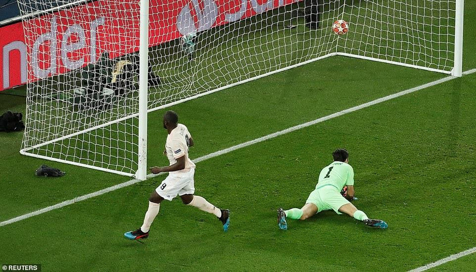 Ngây lập tức, Lukaku đã băng vào rất nhanh để dứt điểm...