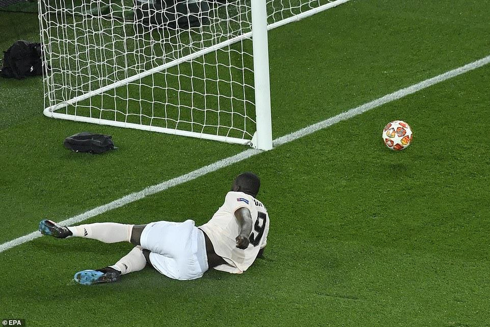 ...ghi bàn thắng mở tỷ số 1-0 cho Manchester United.