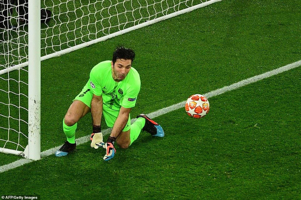 Tuy nhiên, đến phút 30, thủ thành Buffon đã mắc sai lầm khi bắt bóng không dính.