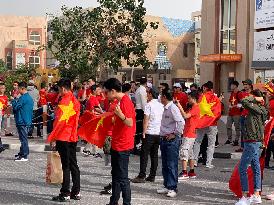 Các cổ động viên Việt Nam đã có mặt tại Dubai sau hành trình bay hơn 7 tiếng đồng hồ. (Ảnh: Vietnam+)