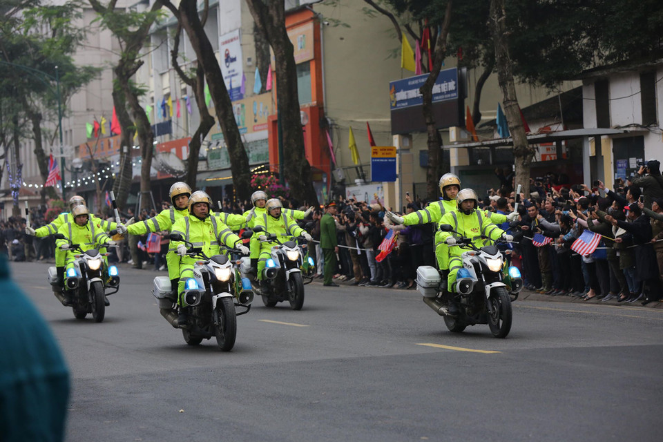 Đoàn xe đón Chủ tịch Triều Tiên Kim Jong-un trên đường Lý Thường Kiệt. (Ảnh: Minh Sơn/Vietnam+)