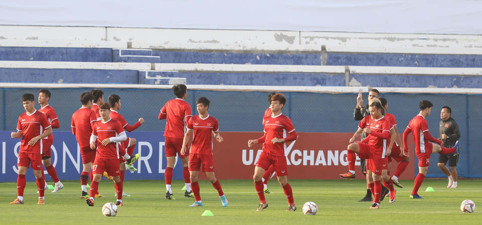 Các cầu thủ khá thoải mái trước trận đấu lịch sử với Nhật Bản. (Ảnh: Hoàng Linh/TTXVN)