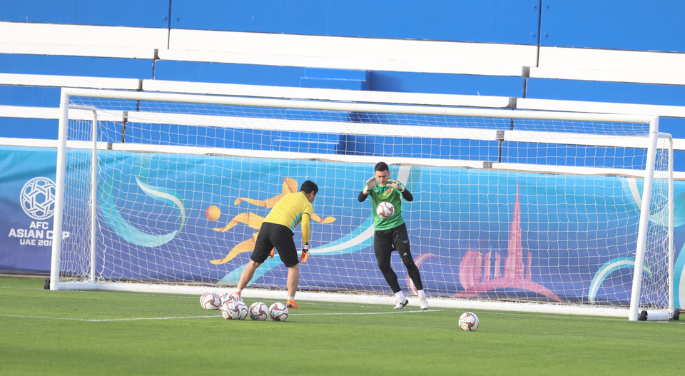 Đặng Văn Lâm tập luyện trên sân. (Ảnh: Hoàng Linh/TTXVN)