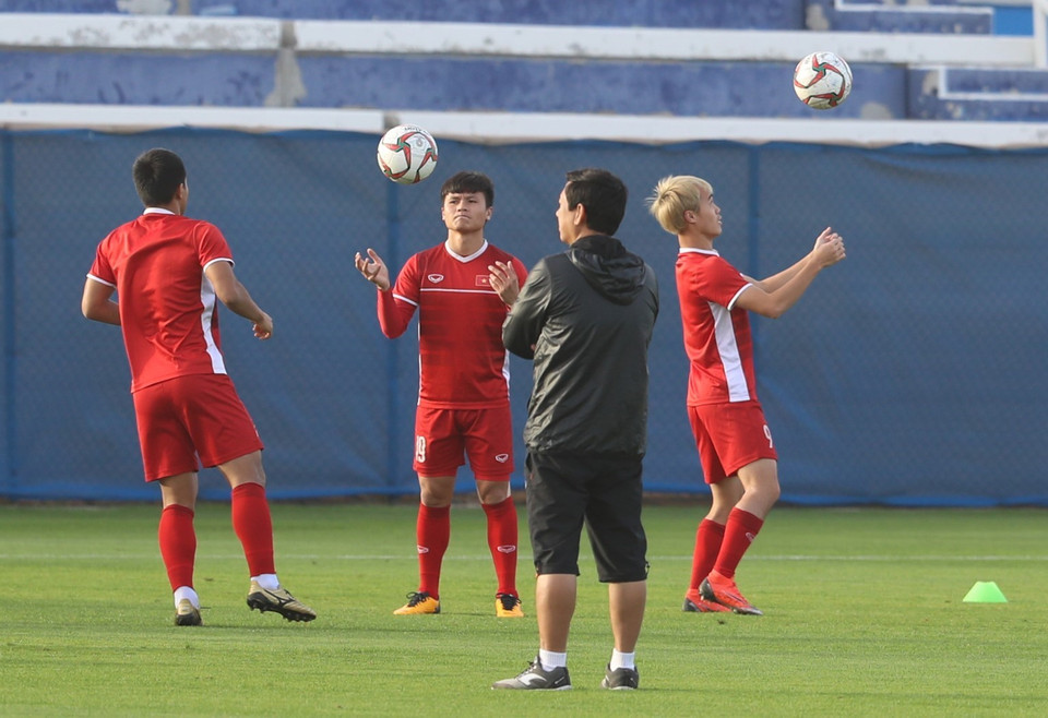 Quang Hải và Văn Toàn trên sân tập. (Ảnh: Hoàng Linh/TTXVN)