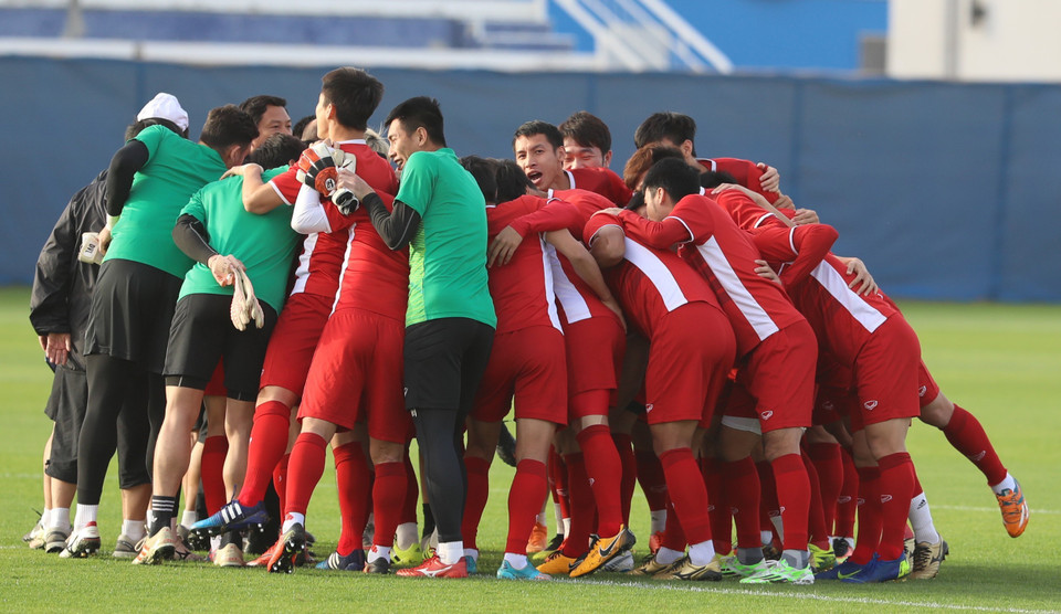 Các cầu thủ tuyển Việt Nam quyết tâm giành chiến thắng. (Ảnh: Hoàng Linh/TTXVN)