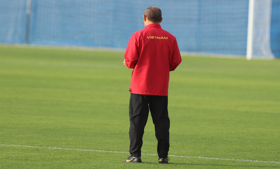 HLV Park Hang-seo theo dõi các học trò tập luyện. (Ảnh: Hoàng Linh/TTXVN)