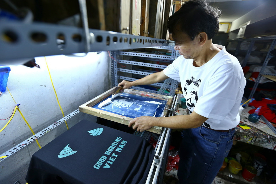 Những ngày này cơ sở in áo của anh Trương Thanh Đức trên phố Hàng Bông in hơn 300 áo mỗi ngày. (Ảnh: Minh Quyết/TTXVN)