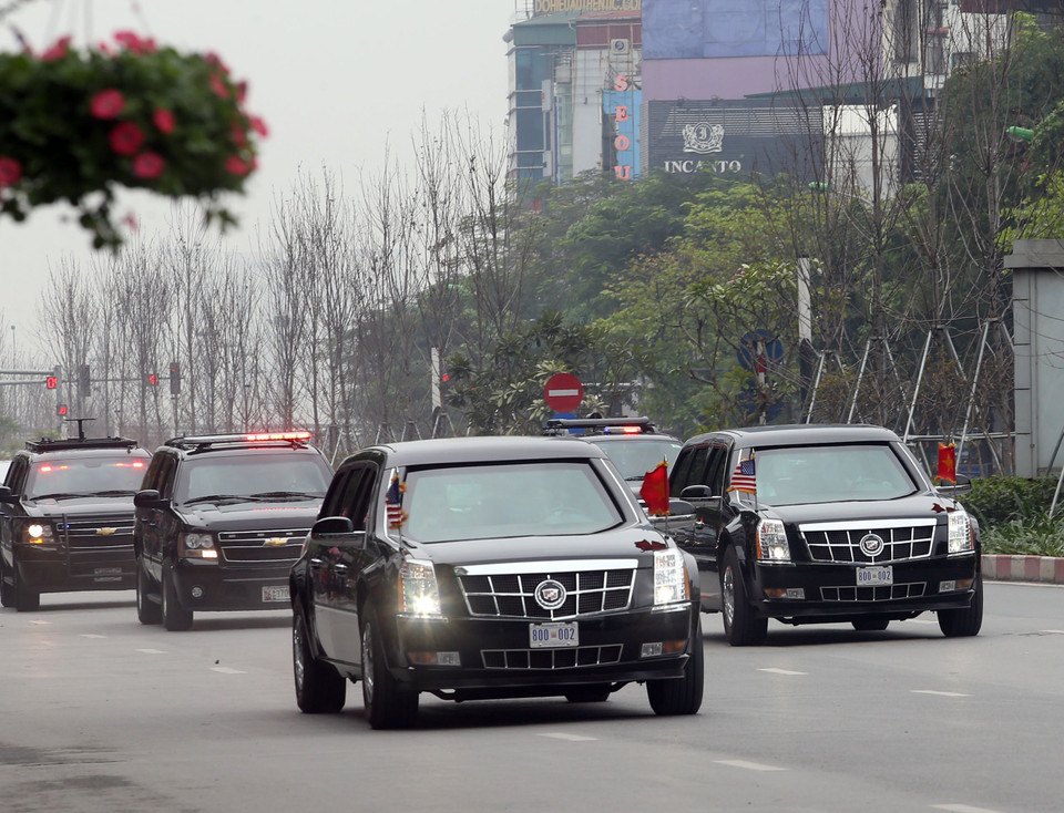 Đoàn xe của Tổng thống Mỹ Donald Trump trên phố Trần Duy Hưng. (Ảnh: Huy Hùng/TTXVN)