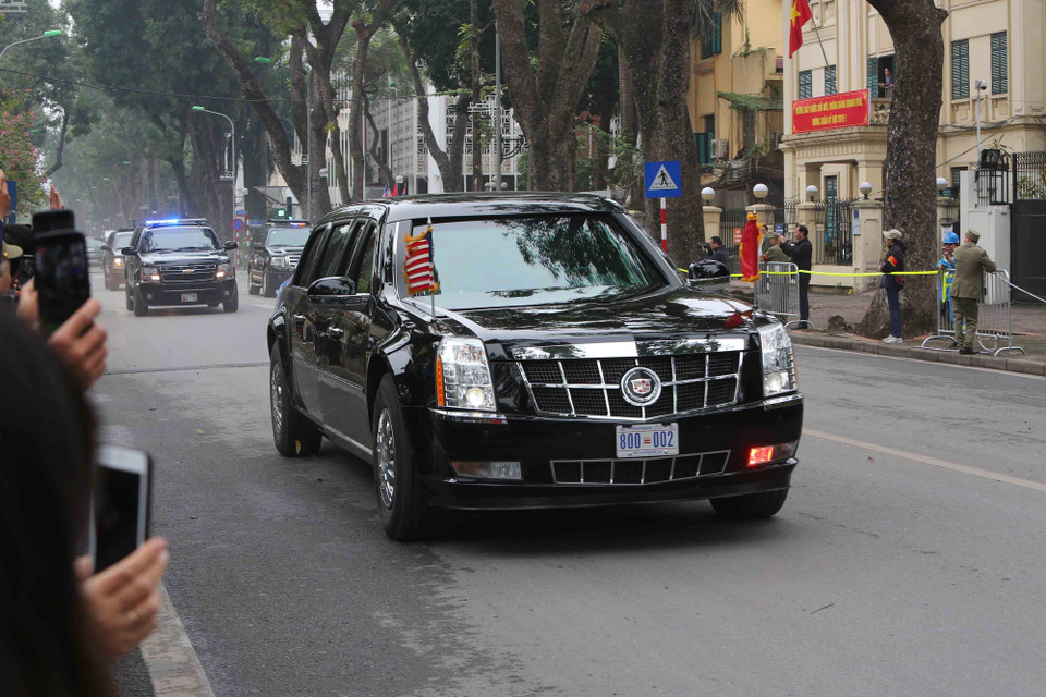 Đoàn xe Tổng thống Donald Trump di chuyển trên đường Chu Văn An, Hà Nội. (Ảnh: Thành Đạt/TTXVN)