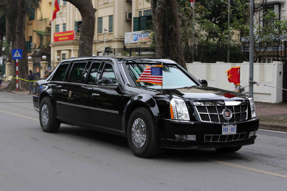 Đoàn xe Tổng thống Donald Trump di chuyển trên đường Chu Văn An, Hà Nội. (Ảnh: Thành Đạt/TTXVN)